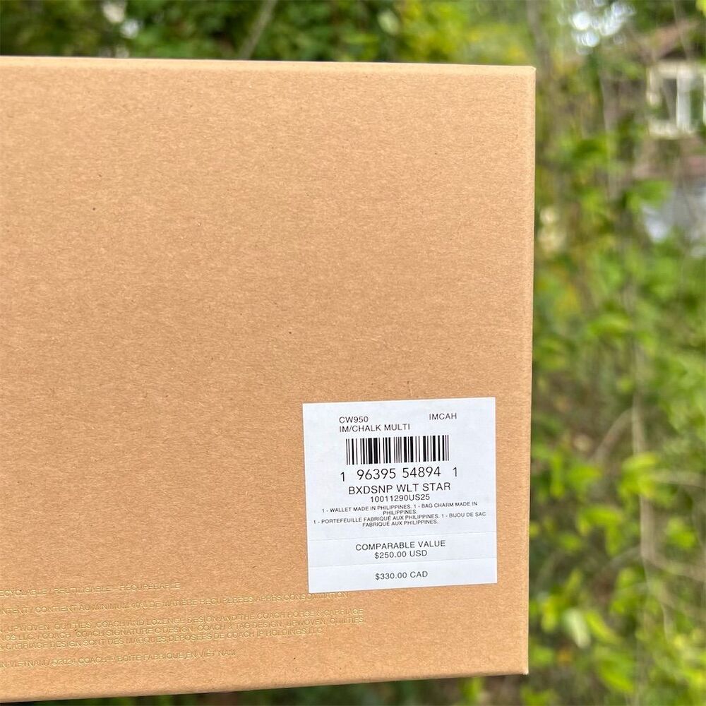 COACH Boxed Snap Wallet And Picture Frame Bag
Charm w Star Print CW950 NWT/BOX - Picture 3 of 3